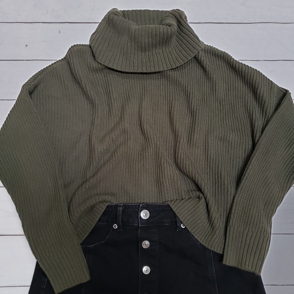 Hollister Sweaters - Hollister Green Cropped Turtle Neck Sweater